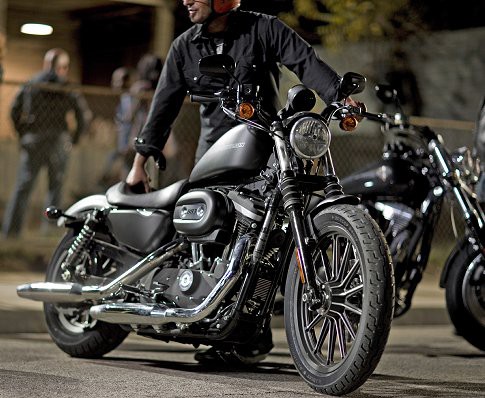 Harley-Davidson 883 Iron aneb HD to vidí černě