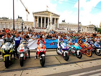 Jezdci MotoGP v centru Vídně a s nimi i Karel Abraham