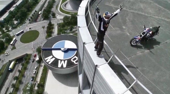 Chris Pfeiffer útočí na BMW Tower