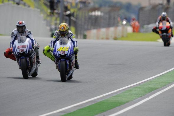 MotoGP: Video Rossi proti Lorenzovi v Katalányi