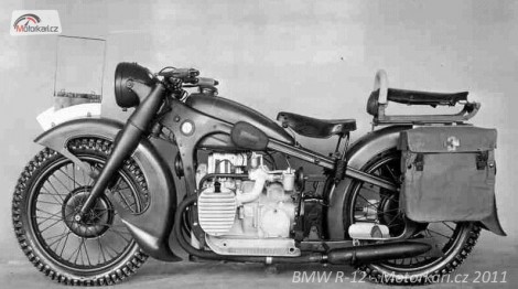 Motocykl BMW R-12 tzv. „Baroko“ tento konkrétně je vyrobený pro Wehrmacht, a má vojenské doplňky.