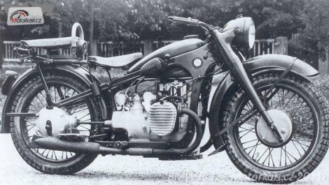 Motocykl BMW R-12 poslední verze pro Wehrmacht.