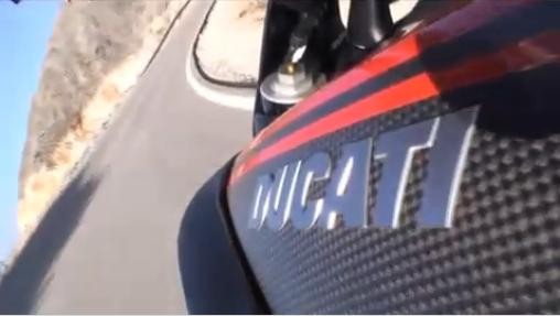 Ducati Diavel - pohled ze sedla 