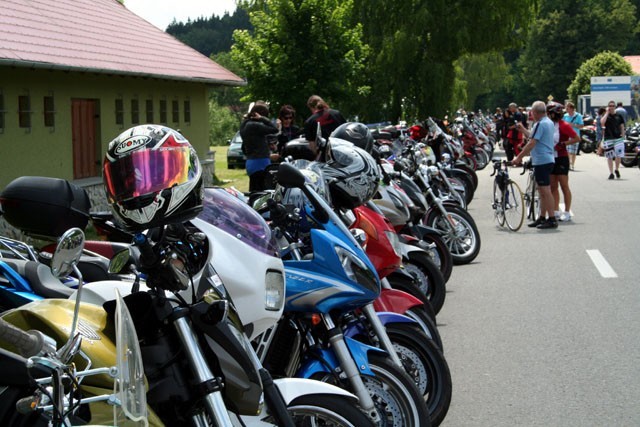 600 motorkářů na Nežij vteřinou 2011