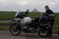 Já se svou motorkou vzadu s Mont Saint- Michel