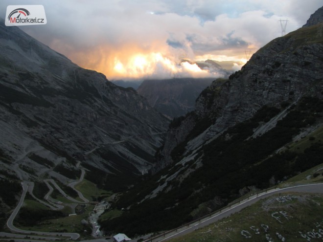 Po stopách cestopisu, Dementi v Alpách