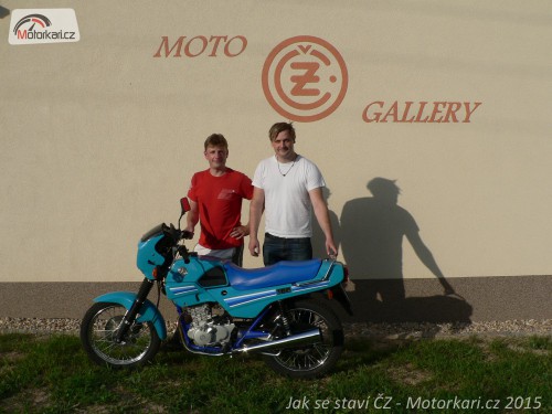 Petr Soukup s čerstvým majitelem nové ČZ 487.6. letos při předání hotového motocyklu letos v červnu.