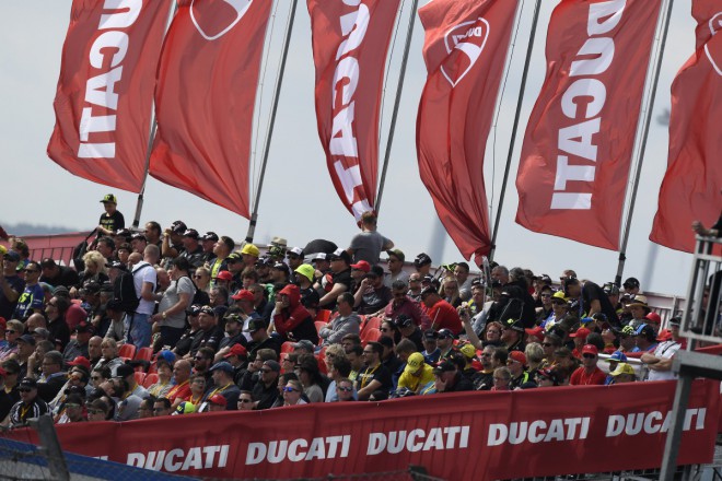 Risk s měkčí směsí továrním jezdcům Ducati nevyšel