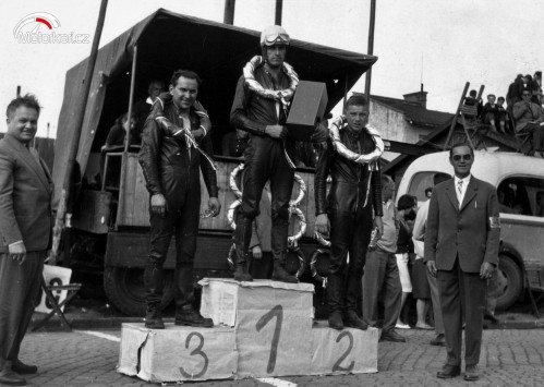 Otto Krmíček vítěz závodu 175 ccm před Stašou Prostějov 1962