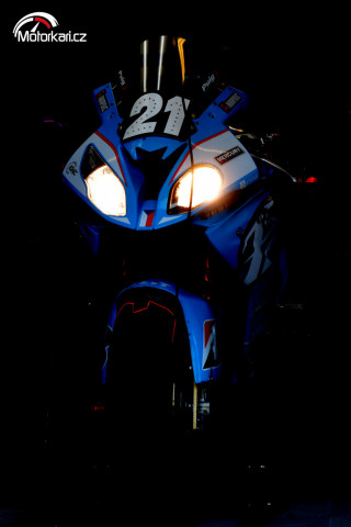 Pak už se rozsvítila světla závodních motocyklů.