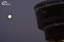 I když měsíc svítí ještě před sedmou ranní, vlády nad Le Mans se pomalu ujímá den.