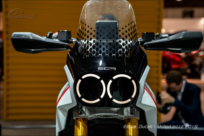 Ducati v Miláně ukazuje koncepty Motard a DesertX