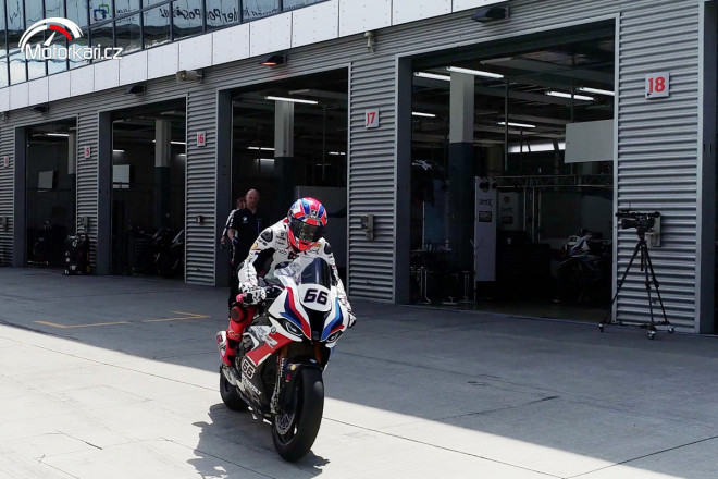 Superbikový tým BMW poprvé testoval na Lausitzringu