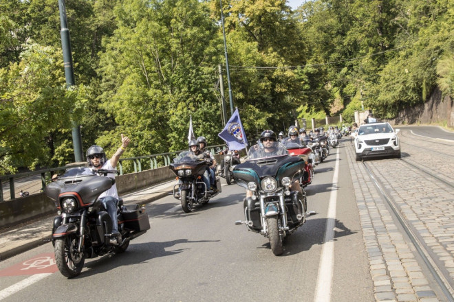 Centrum Prahy ovládnou stovky motocyklů Harley-Davidson