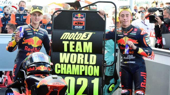 Tým Moto3 Fina Aki Aja slaví titul mistra světa
