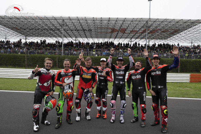 Úspěšní jezdci Aprilie slavili v Misanu s více než 10 tisíci fanoušky
