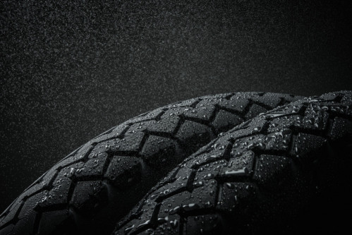 Při jízdě na motorce v zimě je dezén pneumatik zvlášť důležitý. 