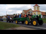 Spanilá jízda traktorů v obci Brambory u Svobodné vsi