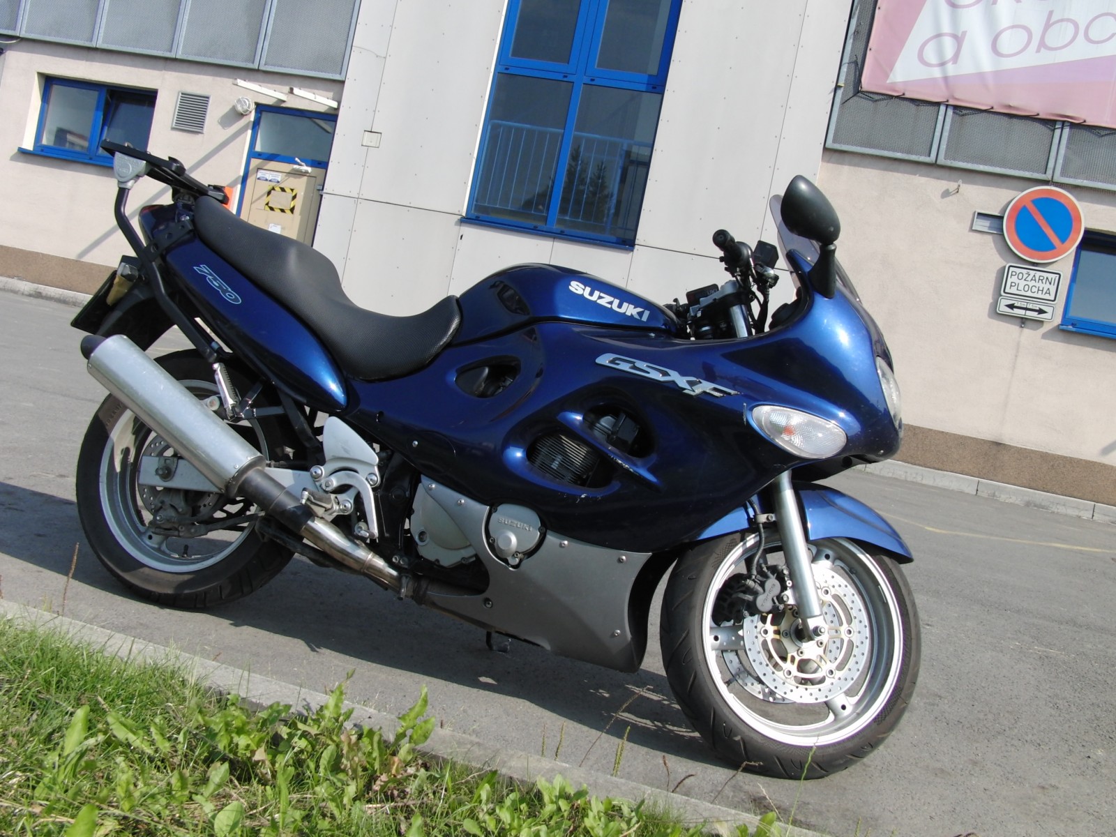 Suzuki GSR 750 Katalog motocyklů a motokatalog na