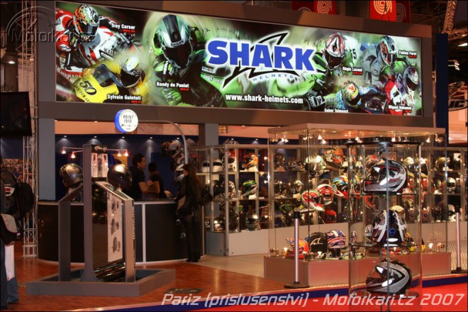 Paříž: Helmy Shark