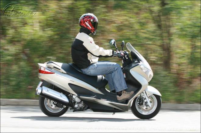 Suzuki Burgman 200, Yamaha X-City 250
