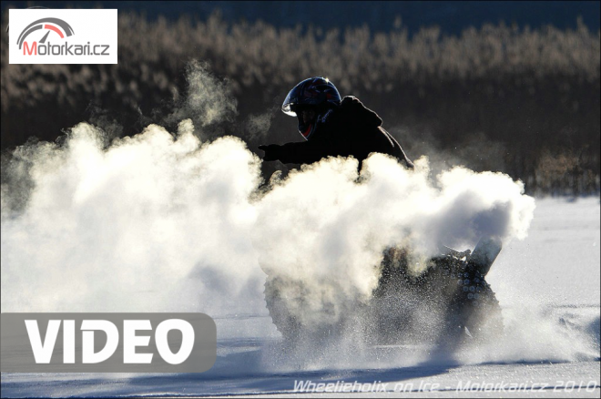 Stunt-riding na zamrzlém jezeře
