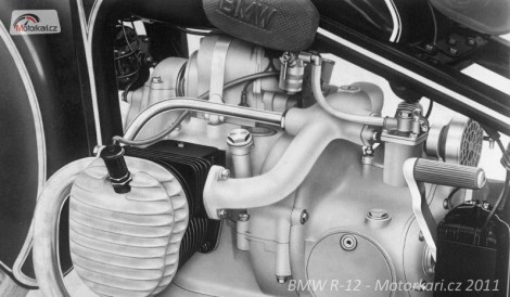 Motor ranné verze, první varianta „hlav“, zapalování je Dynamo typ B 245, klakson je upevněn k motoru.
