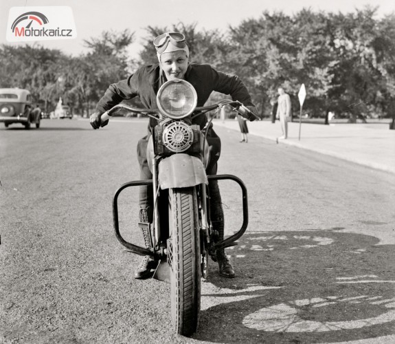 Holky a motorky: Rok 1937 a mnoho povyku pro sen