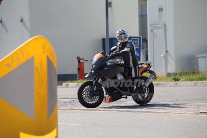 Spy photos: nové Moto Guzzi Stelvio?