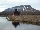 Sauna na břehu jezera Kilpisjärvi s horou Saana v pozadí