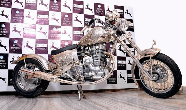 Ručně vyrobená motorka ze stříbra