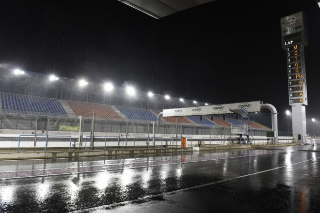 Třetí den testu v Kataru jezdci kvůli dešti vůbec nevyjeli na dráhu