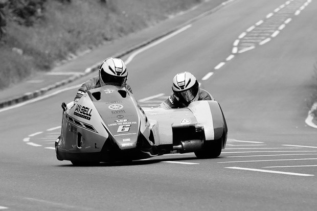 TT 2016 – Při nehodě ve druhém závodu Sidecar zemřel Ian Bell