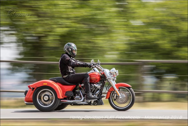 Harley-Davidson FLRT Freewheeler: Když jsou dvě kola málo
