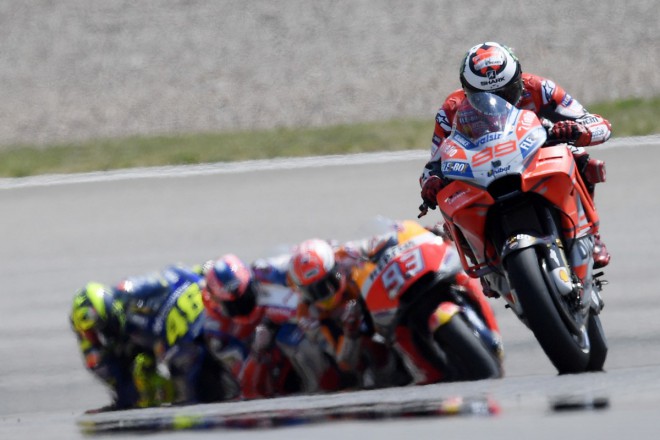 Tovární jezdci Ducati v Německu na stupně vítězů nedosáhli