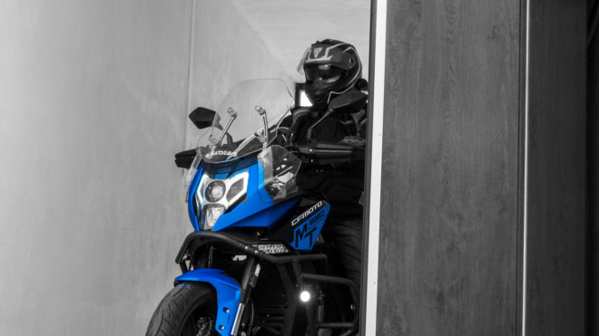 Garážová vrata LOMAX nabízí komfortní ovládání pro motorkáře
