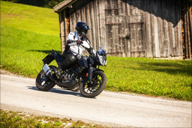 První jízda na KTM 390 Adventure: Dospělá motorka se statečným jednoválcem