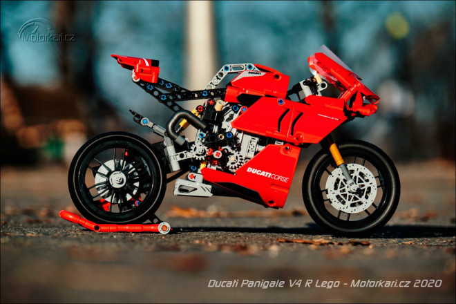 Silvestrovský test: Ducati Panigale V4 R Lego