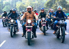 V čele spanilé jízdy hlavním městem Indie jel ředitel výrobce motocyklů Jawa, firmy Classic Legends.