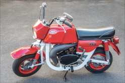 Kdo ví, že byl jeden havarovaný skútr Jawa přetvořen na docela pěkný (ale až příliš výkonný) minimotocykl?