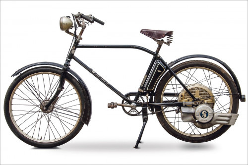 Předválečné kolo s motorem Saxonette bylo mým prvním motorovým vozidlem. Samozřejmě ale mnohem v horším stavu, než tento muzejní kus
