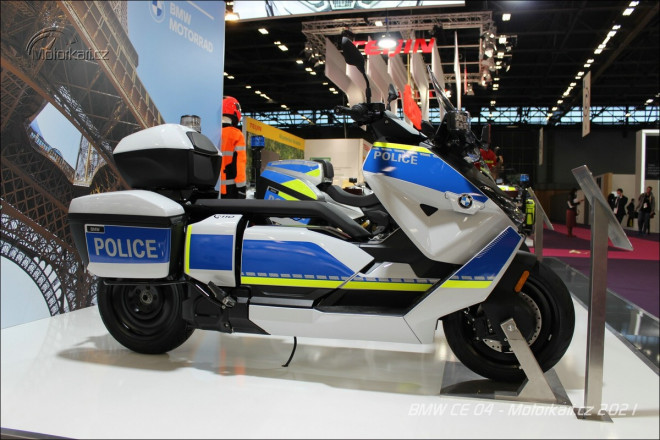BMW má elektrický skútr CE 04 v policejní verzi
