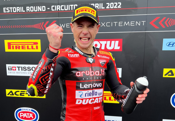 WSBK Estoril - Ducati ukázala svou sílu na rovinkách, Álvaro Bautista si odváží první místo