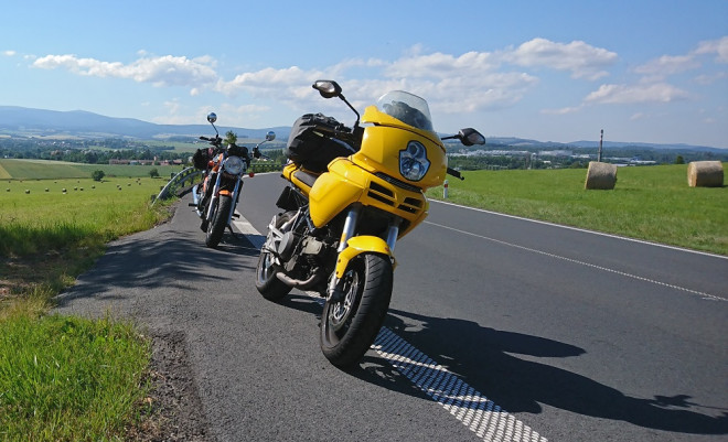 Podél severních hor, dva skoky na Slovensko a Vysočina