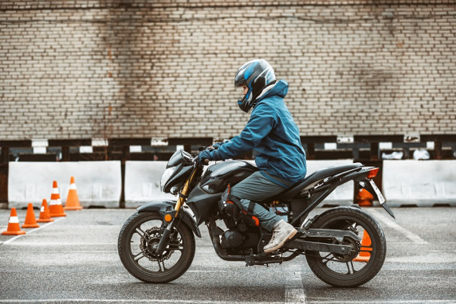 AZ pneu radí: Jak v zimě trénovat jízdní dovednosti a kondici na motorku