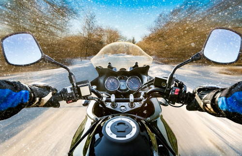 Sněhová pokrývka představuje pro jízdu na motorce nebezpečí.
