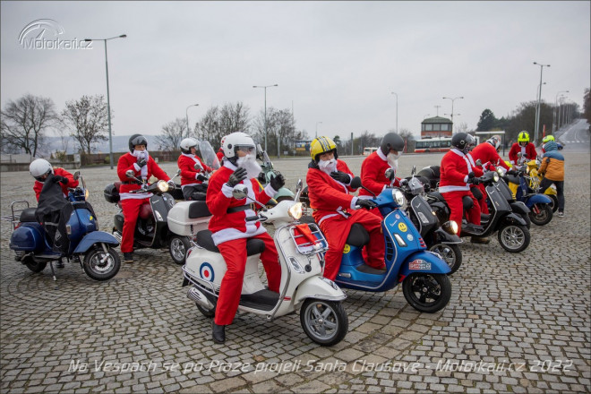 Na Vespách se po Praze projeli Santa Clausové, podpořili fond Kapka naděje