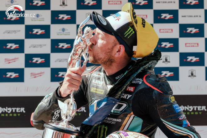 TT 2023 – Hickman vyhrál závod třídy Superstock, Dunlop vyhrál Supertwin