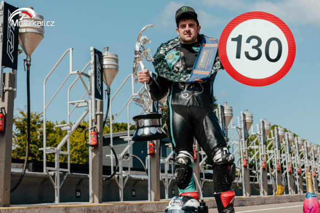 TT 2023 – Dunlop překonal 130mph a vyhrál závod supersportů, Birchallovi první v sidecar