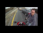 Agresivní motorkář v protisměru srazil cyklisty